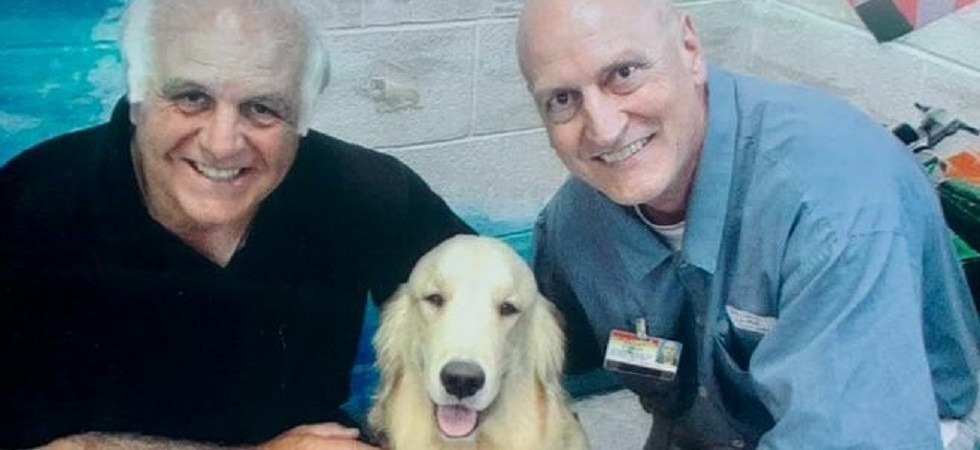 Chico Forti riceve la visita in carcere dell’amico Roberto: con loro anche il compagno a quattro zampe Cajun